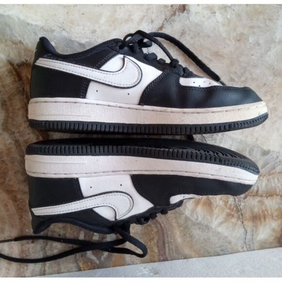 Nike Air Force 1 Low Panda Black White Swoosh boy's size 2.5Y - Picture 3 of 8